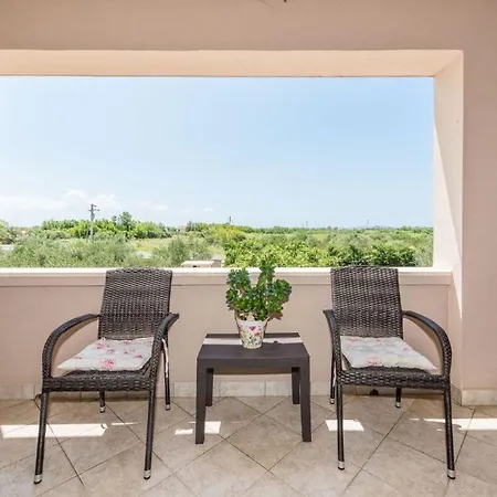 In Privlaka Mit Garten, Terrasse Und Grill Апартаменты *
