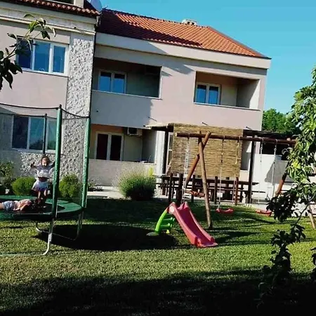In Privlaka Mit Garten, Terrasse Und Grill