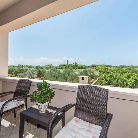 In Privlaka Mit Garten, Terrasse Und Grill Привлака