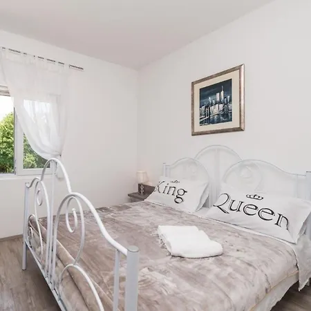 In Privlaka Mit Garten, Terrasse Und Grill Apartment