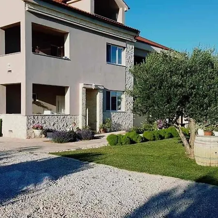 Apartment In Privlaka Mit Garten, Terrasse Und Grill